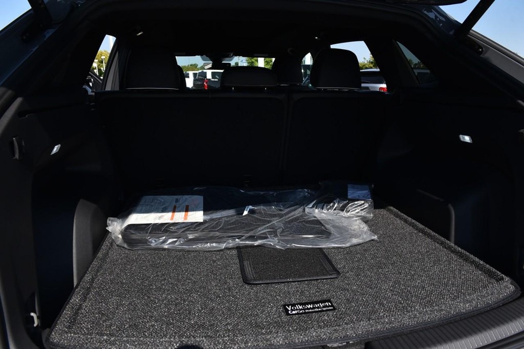 Volkswagen Atlas Cross Sport Vehicle Full-screen Gallery Image 24