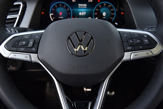 Volkswagen Atlas Cross Sport Vehicle Image 17