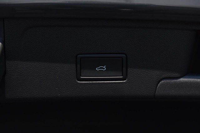 Volkswagen Atlas Cross Sport Vehicle Image 25