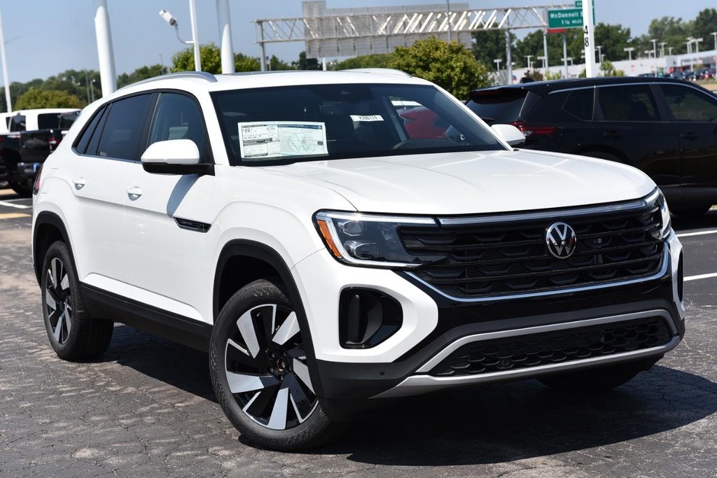 Volkswagen Atlas Cross Sport Vehicle Full-screen Gallery Image 2