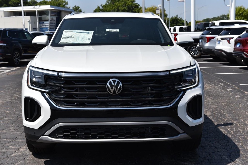 Volkswagen Atlas Cross Sport Vehicle Full-screen Gallery Image 4