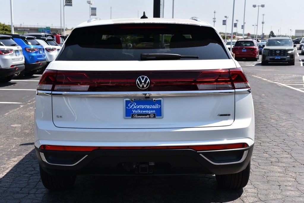 Volkswagen Atlas Cross Sport Vehicle Full-screen Gallery Image 6