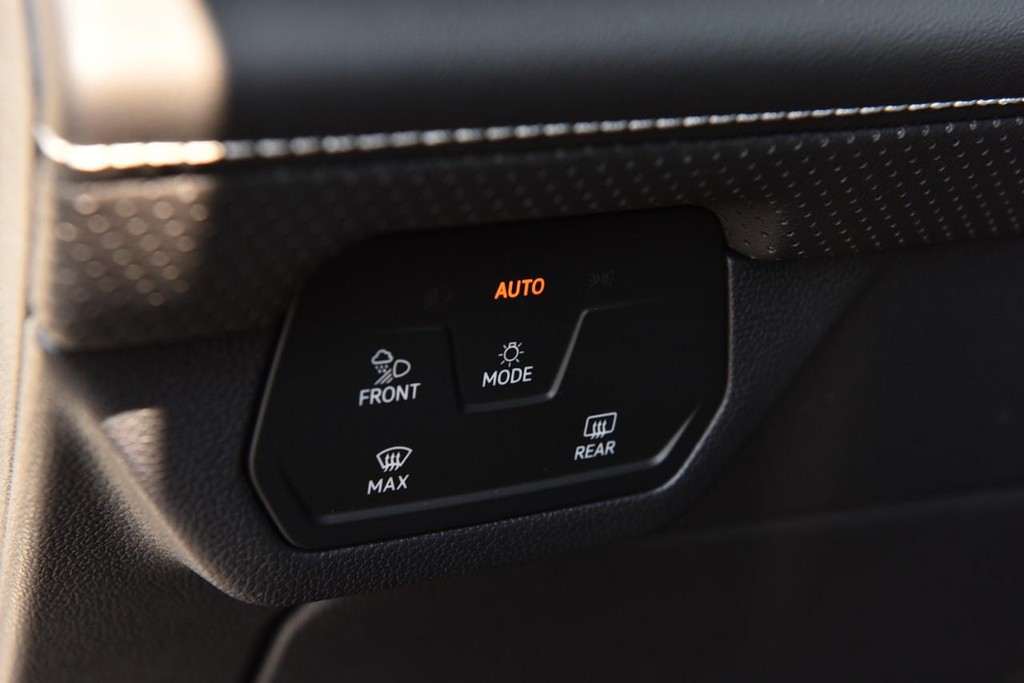 Volkswagen Atlas Cross Sport Vehicle Full-screen Gallery Image 11