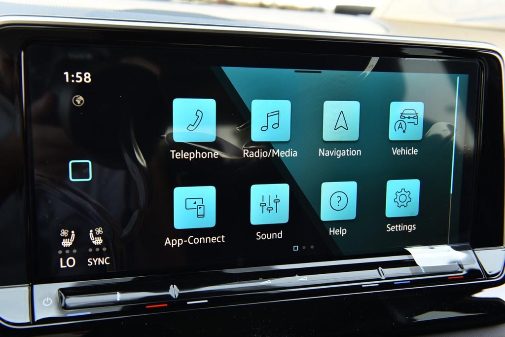 Volkswagen Atlas Cross Sport Vehicle Full-screen Gallery Image 14