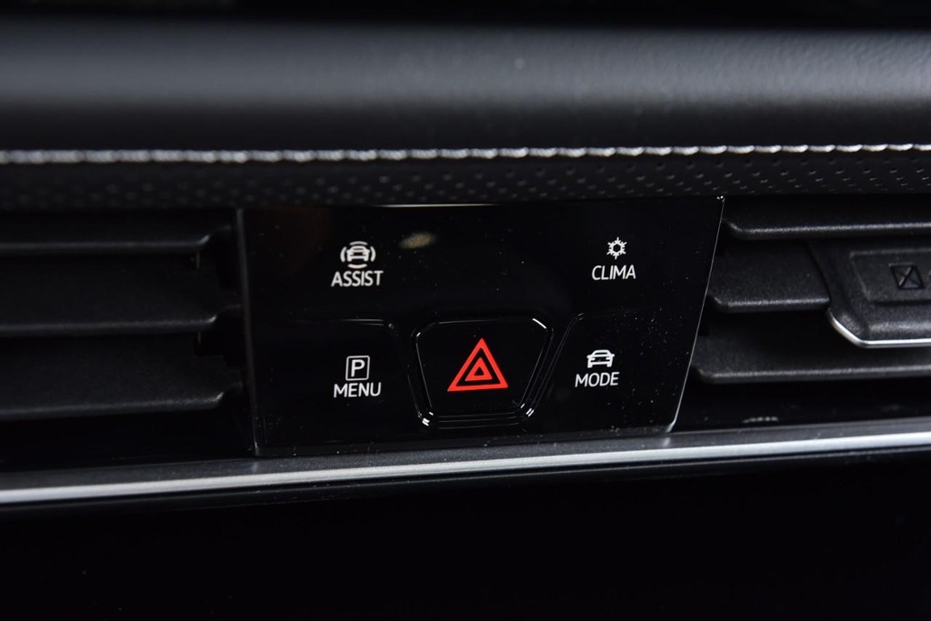 Volkswagen Atlas Cross Sport Vehicle Full-screen Gallery Image 15