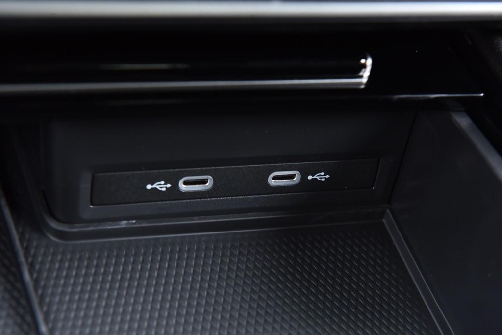 Volkswagen Atlas Cross Sport Vehicle Full-screen Gallery Image 16