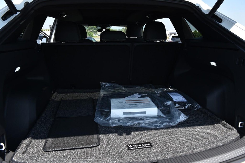 Volkswagen Atlas Cross Sport Vehicle Full-screen Gallery Image 25