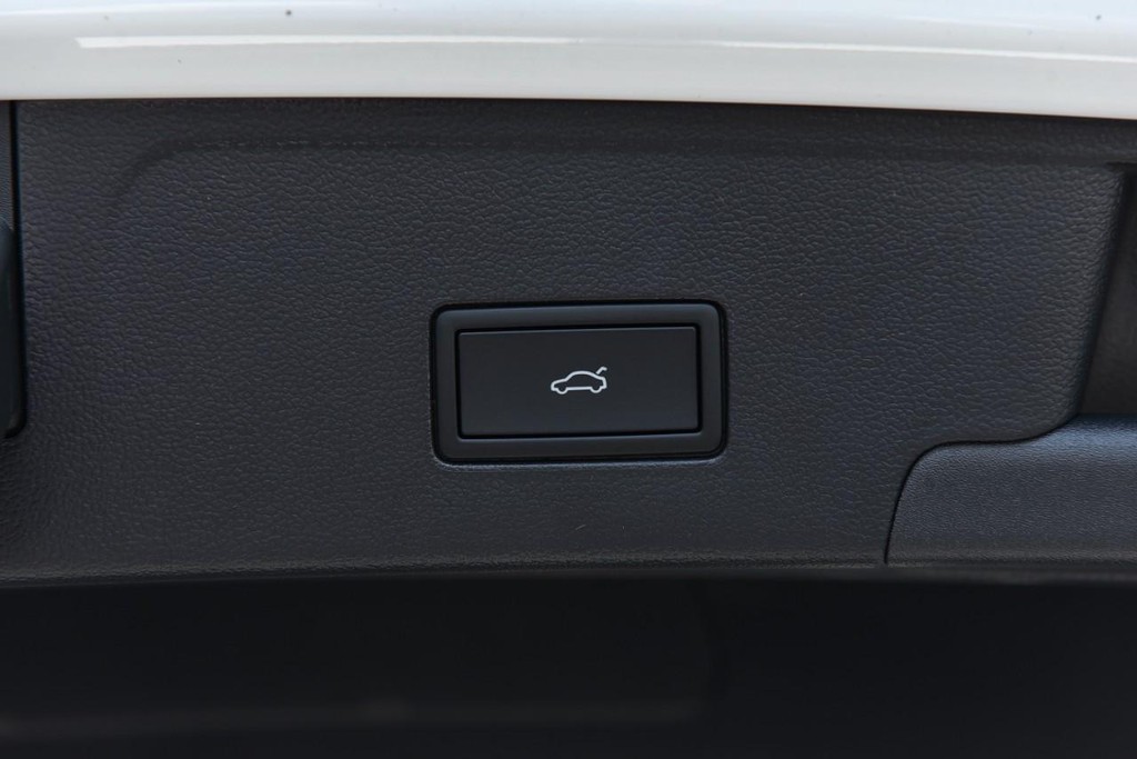Volkswagen Atlas Cross Sport Vehicle Full-screen Gallery Image 26