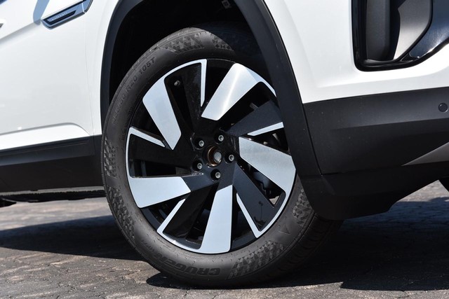 Volkswagen Atlas Cross Sport Vehicle Image 03