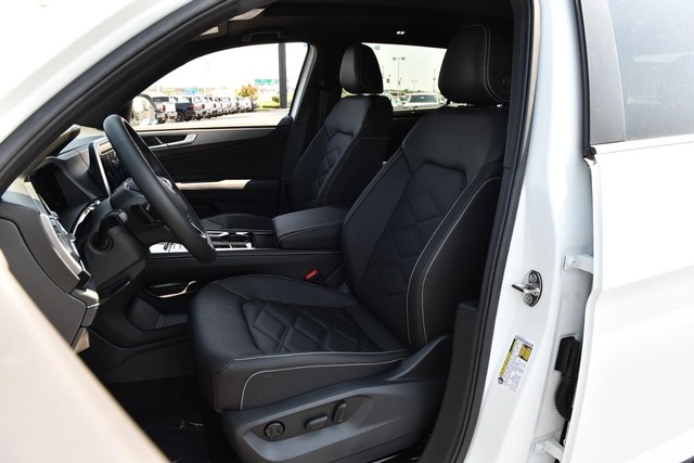 Volkswagen Atlas Cross Sport Vehicle Image 19
