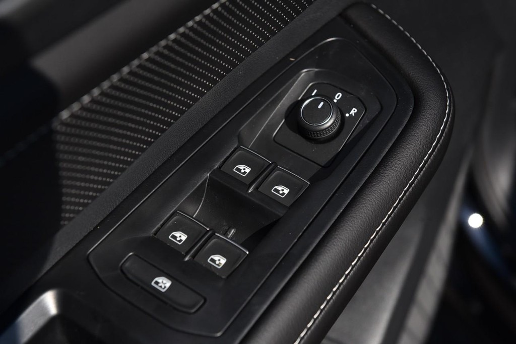 Volkswagen Atlas Cross Sport Vehicle Full-screen Gallery Image 8