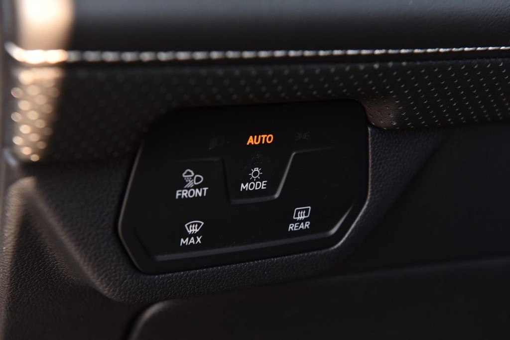 Volkswagen Atlas Cross Sport Vehicle Full-screen Gallery Image 11