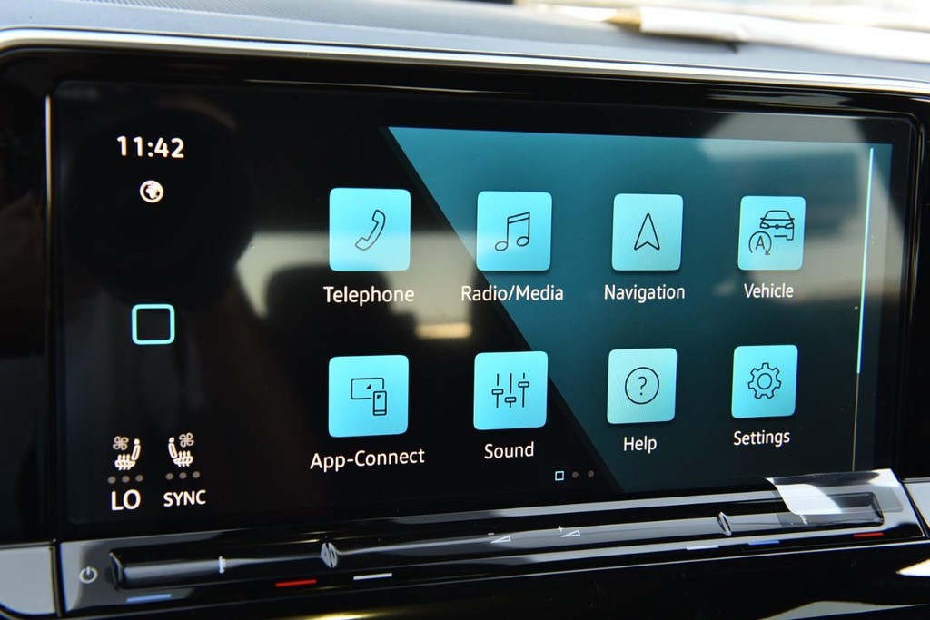 Volkswagen Atlas Cross Sport Vehicle Full-screen Gallery Image 14
