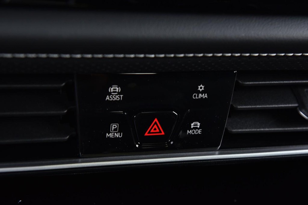 Volkswagen Atlas Cross Sport Vehicle Full-screen Gallery Image 15