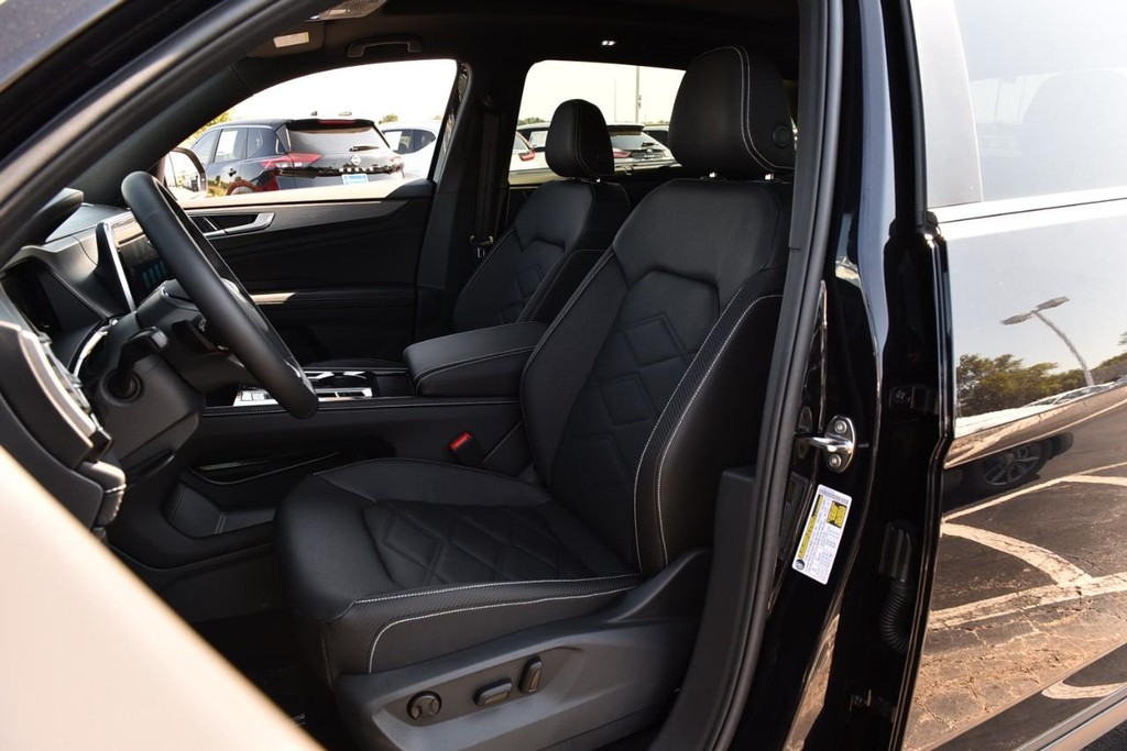 Volkswagen Atlas Cross Sport Vehicle Full-screen Gallery Image 19