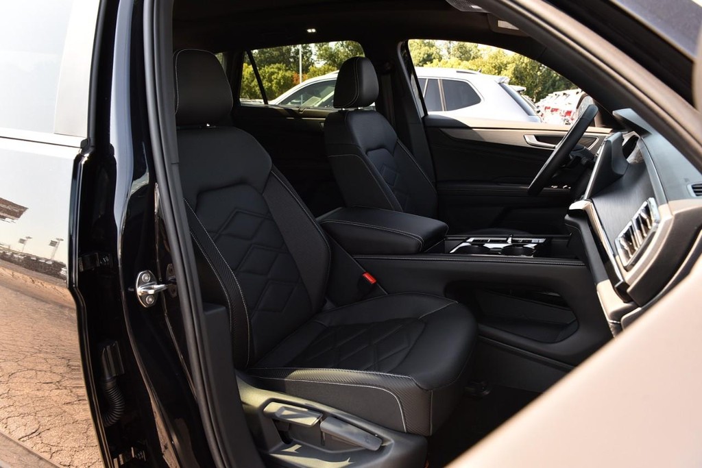 Volkswagen Atlas Cross Sport Vehicle Full-screen Gallery Image 20