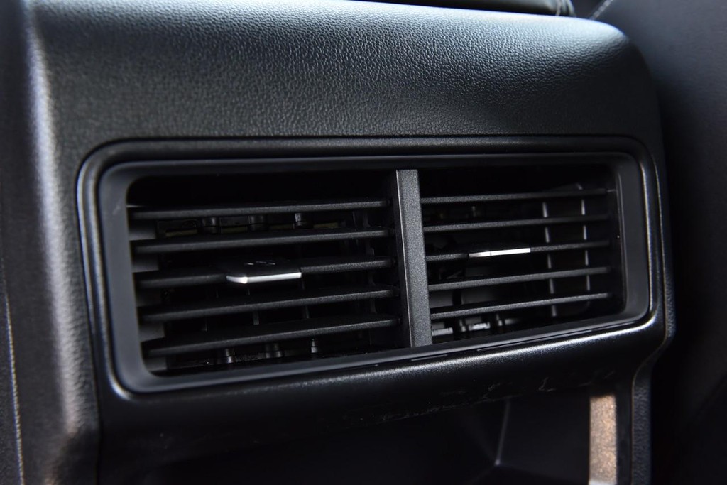 Volkswagen Atlas Cross Sport Vehicle Full-screen Gallery Image 23