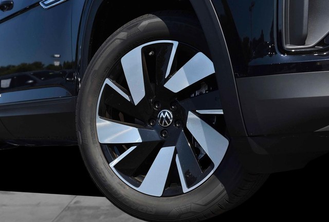 Volkswagen Atlas Cross Sport Vehicle Image 03
