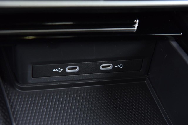 Volkswagen Atlas Cross Sport Vehicle Image 16