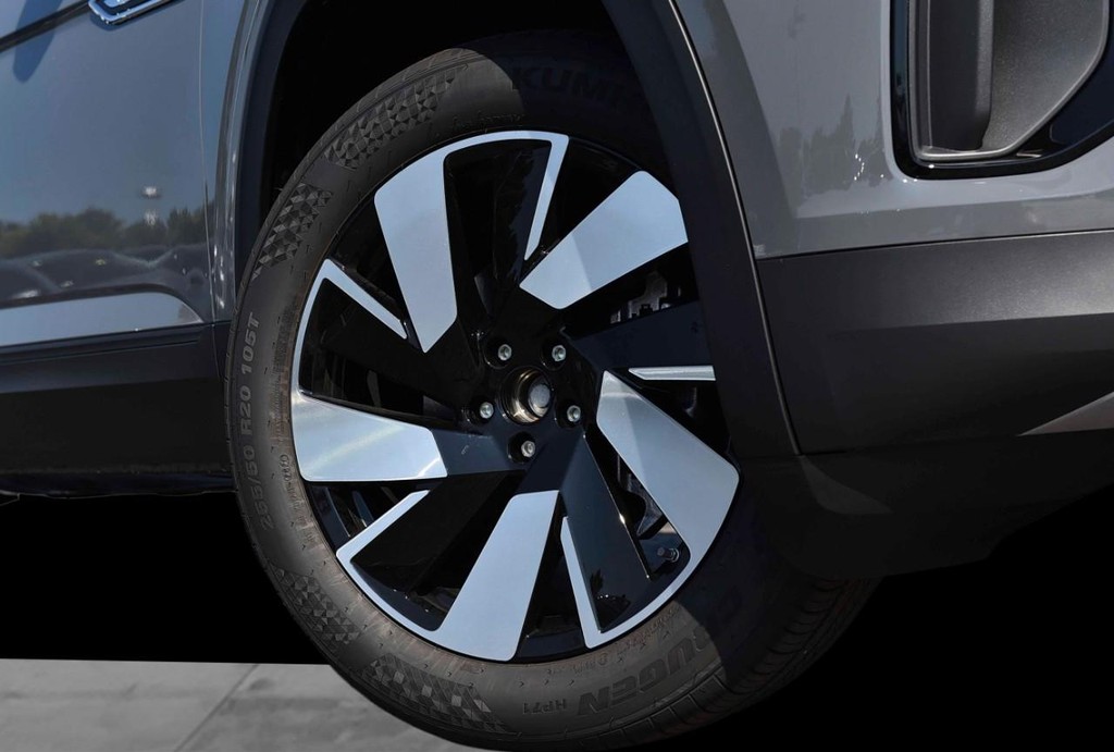 Volkswagen Atlas Cross Sport Vehicle Full-screen Gallery Image 3