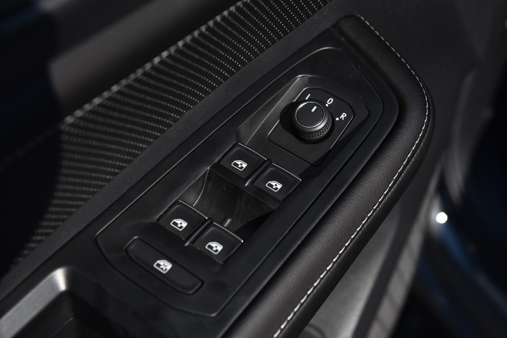 Volkswagen Atlas Cross Sport Vehicle Full-screen Gallery Image 8
