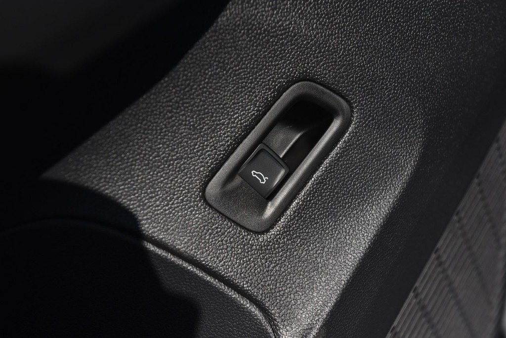Volkswagen Atlas Cross Sport Vehicle Full-screen Gallery Image 9