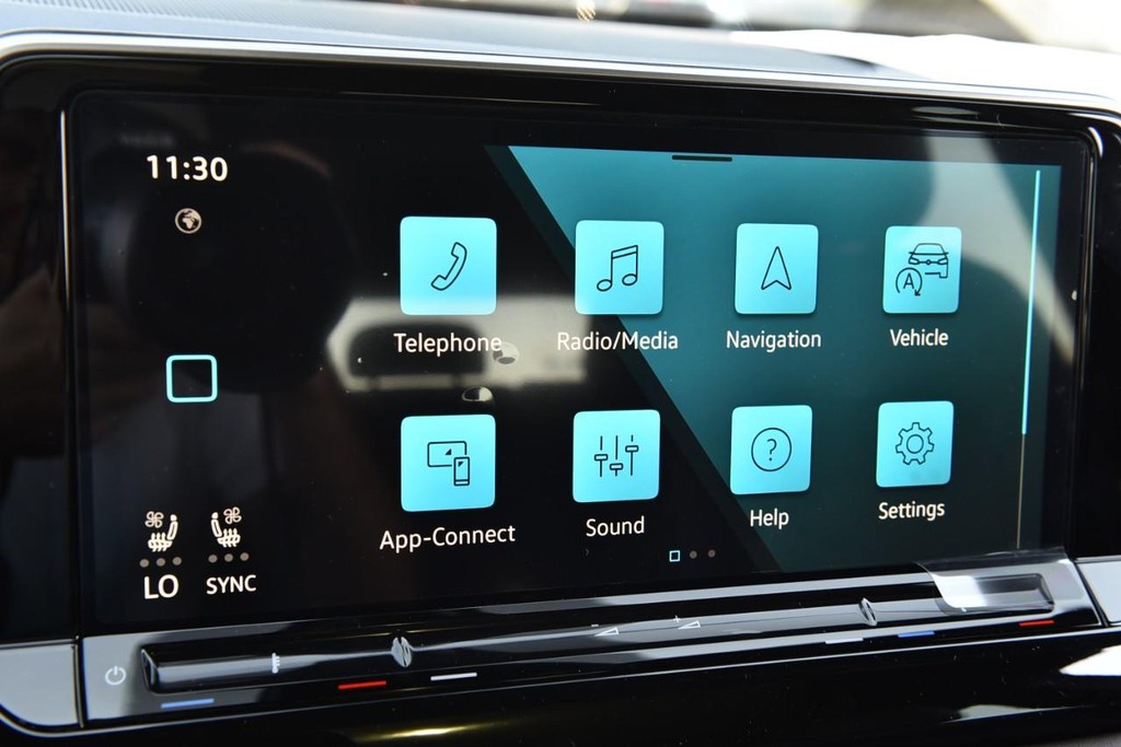 Volkswagen Atlas Cross Sport Vehicle Full-screen Gallery Image 14