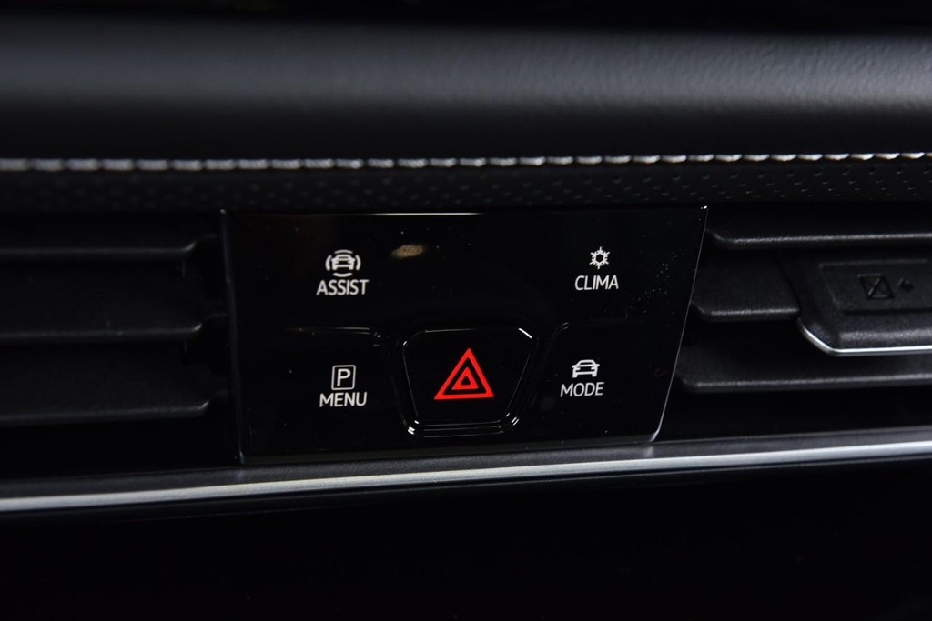 Volkswagen Atlas Cross Sport Vehicle Full-screen Gallery Image 15