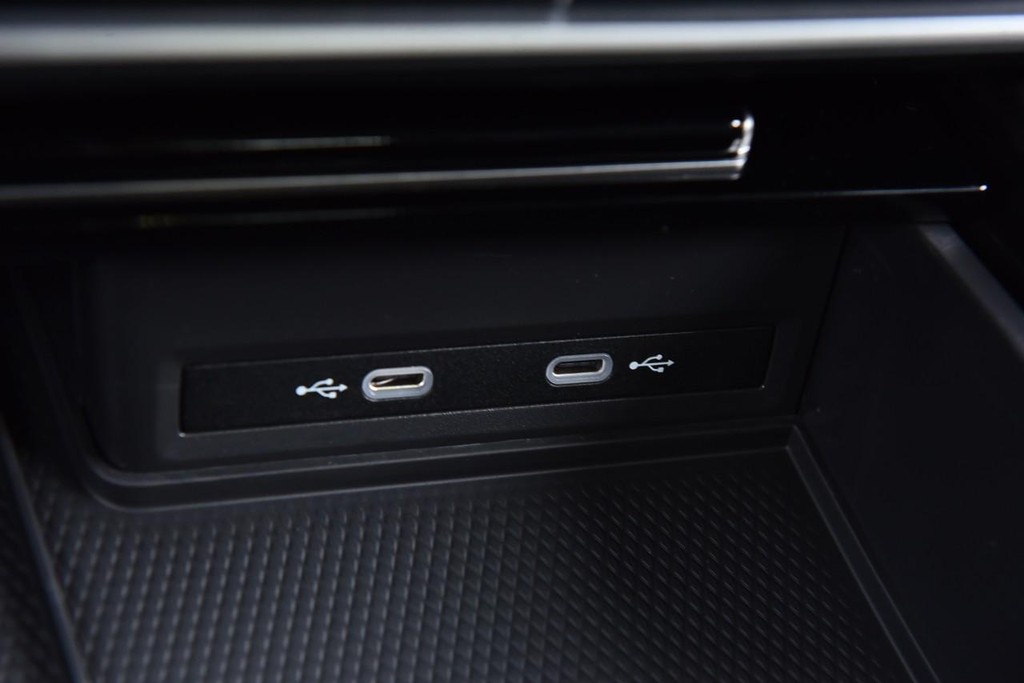Volkswagen Atlas Cross Sport Vehicle Full-screen Gallery Image 16