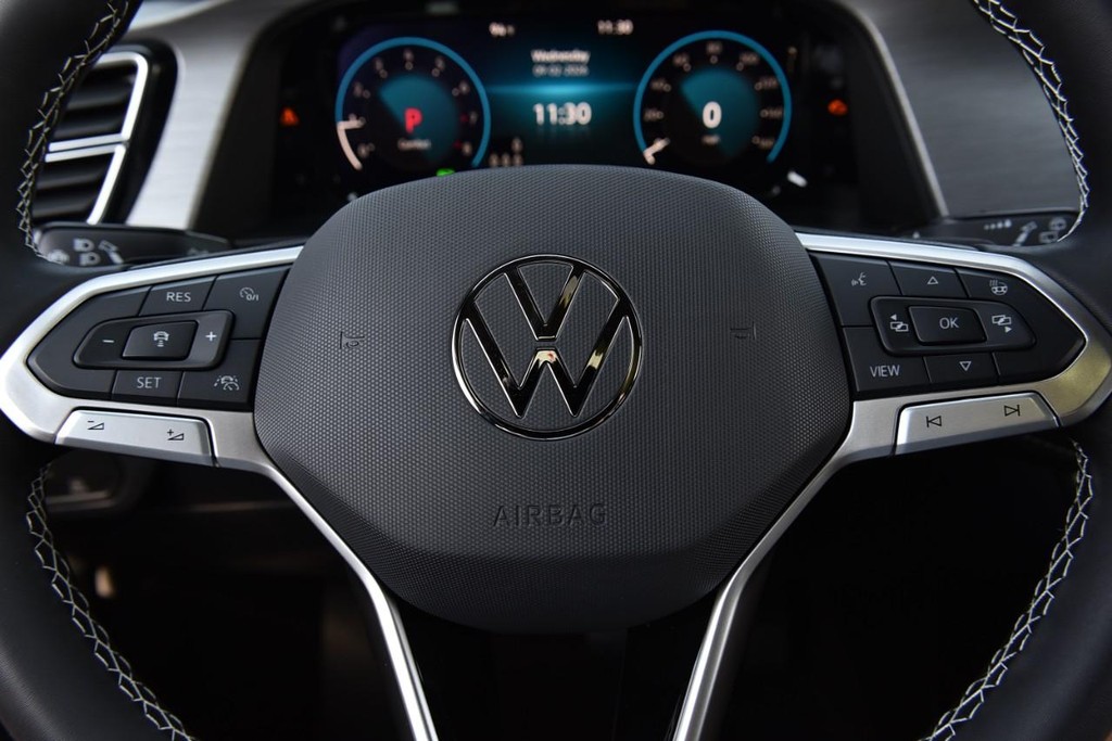 Volkswagen Atlas Cross Sport Vehicle Full-screen Gallery Image 18