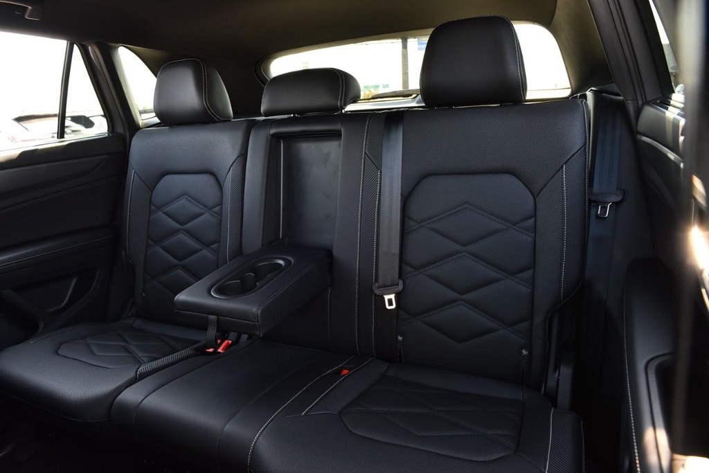 Volkswagen Atlas Cross Sport Vehicle Full-screen Gallery Image 22