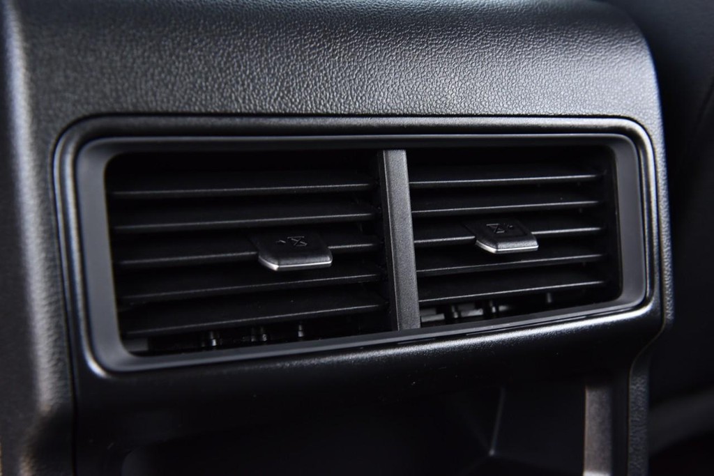 Volkswagen Atlas Cross Sport Vehicle Full-screen Gallery Image 23