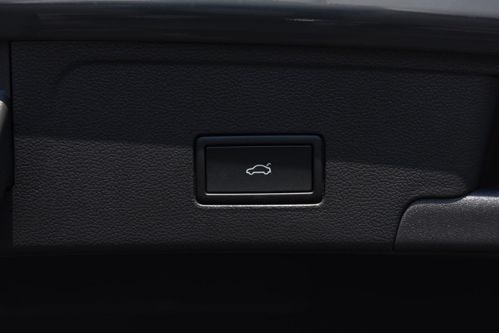 Volkswagen Atlas Cross Sport Vehicle Full-screen Gallery Image 26