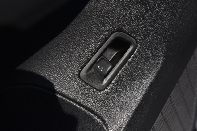 Volkswagen Atlas Cross Sport Vehicle Image 09