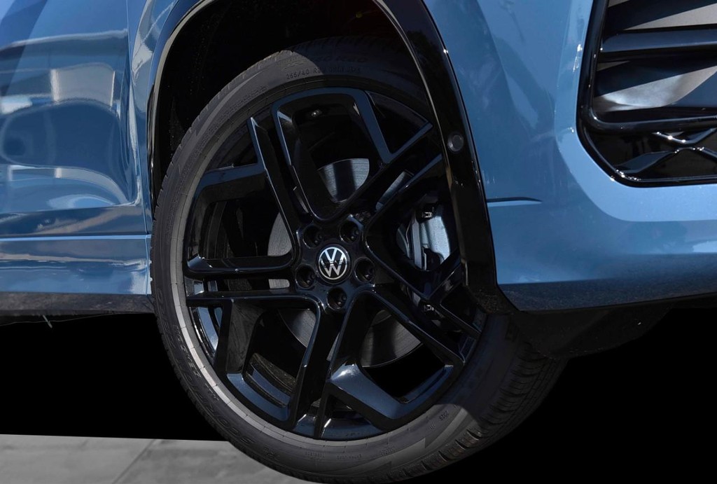 Volkswagen Tiguan Vehicle Full-screen Gallery Image 3