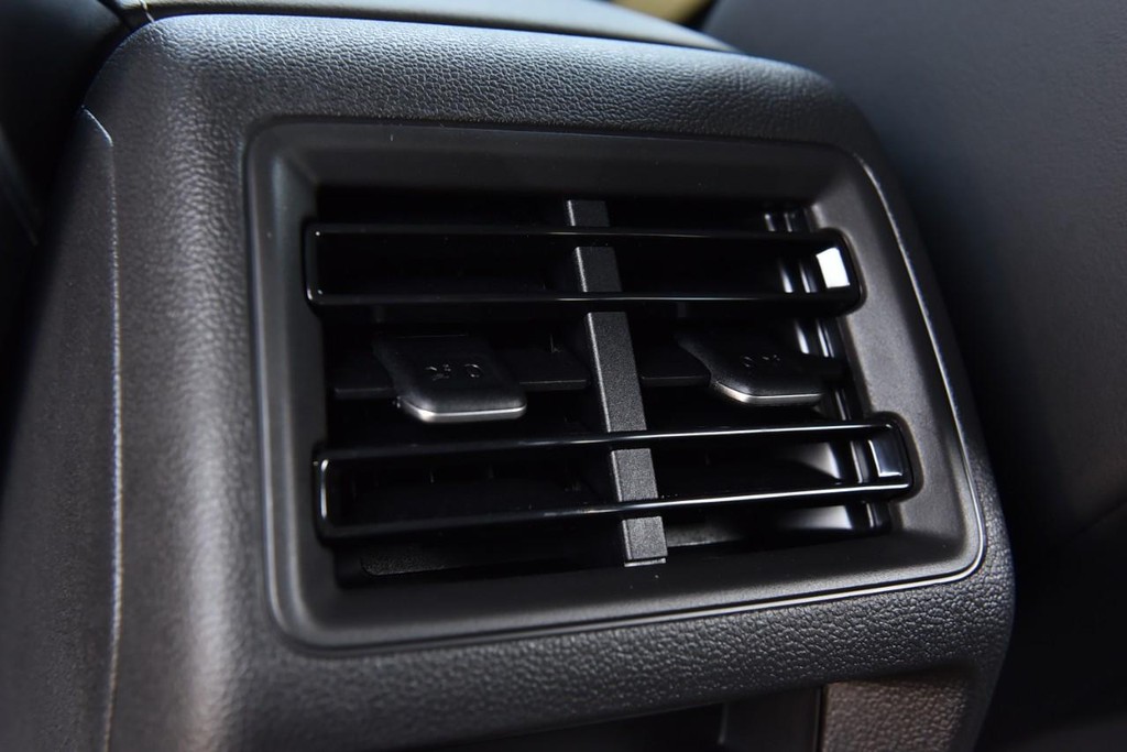 Volkswagen Tiguan Vehicle Full-screen Gallery Image 22