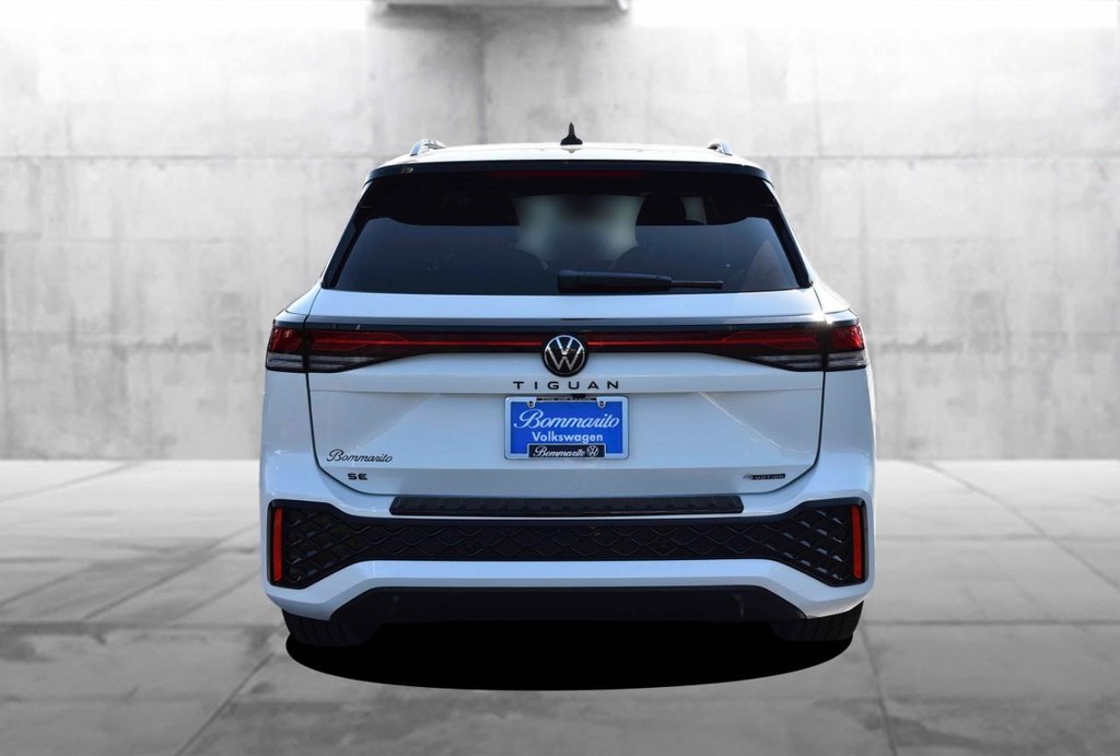 Volkswagen Tiguan Vehicle Full-screen Gallery Image 6