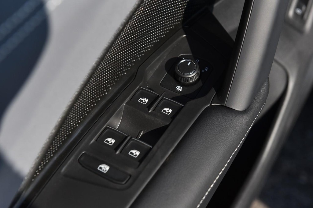 Volkswagen Tiguan Vehicle Full-screen Gallery Image 8
