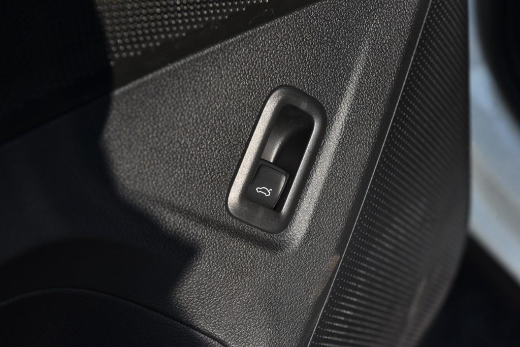 Volkswagen Tiguan Vehicle Full-screen Gallery Image 9