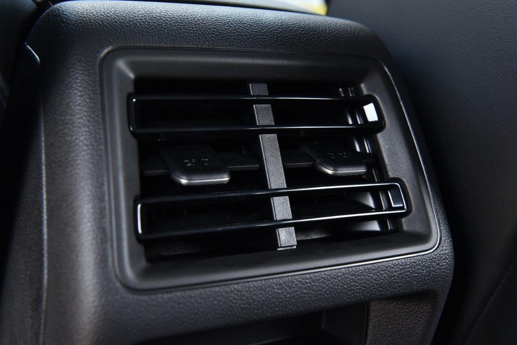 Volkswagen Tiguan Vehicle Full-screen Gallery Image 23