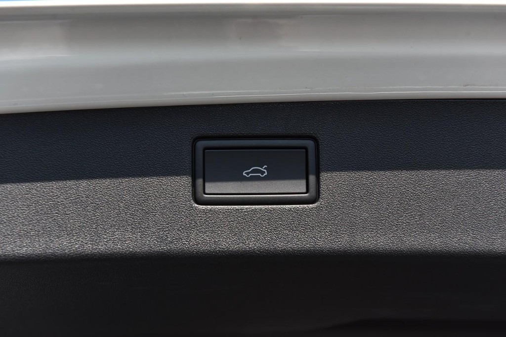 Volkswagen Tiguan Vehicle Full-screen Gallery Image 26
