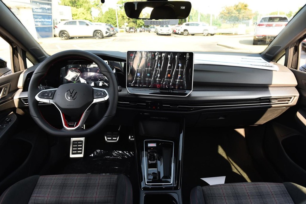 Volkswagen Golf GTI Vehicle Full-screen Gallery Image 7