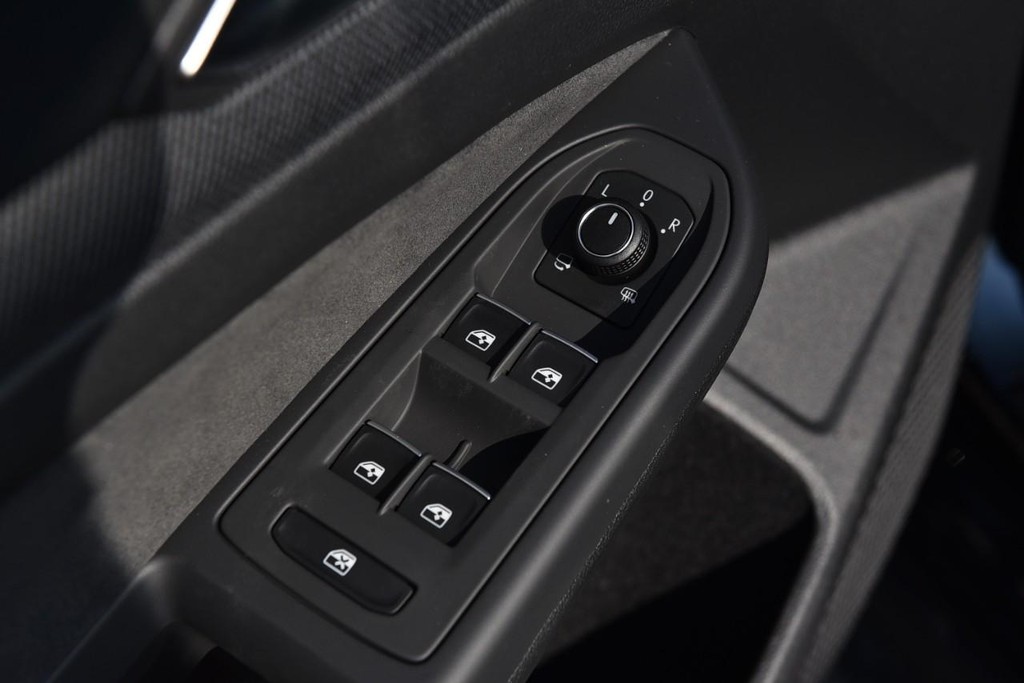 Volkswagen Golf GTI Vehicle Full-screen Gallery Image 8