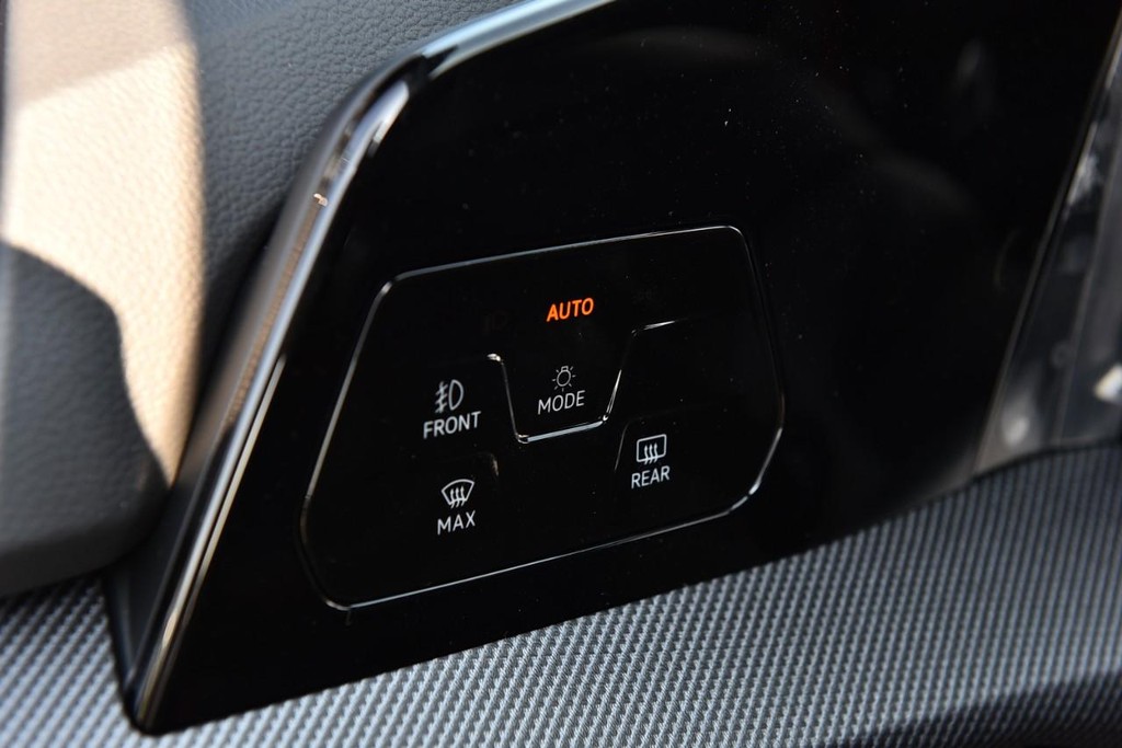 Volkswagen Golf GTI Vehicle Full-screen Gallery Image 10