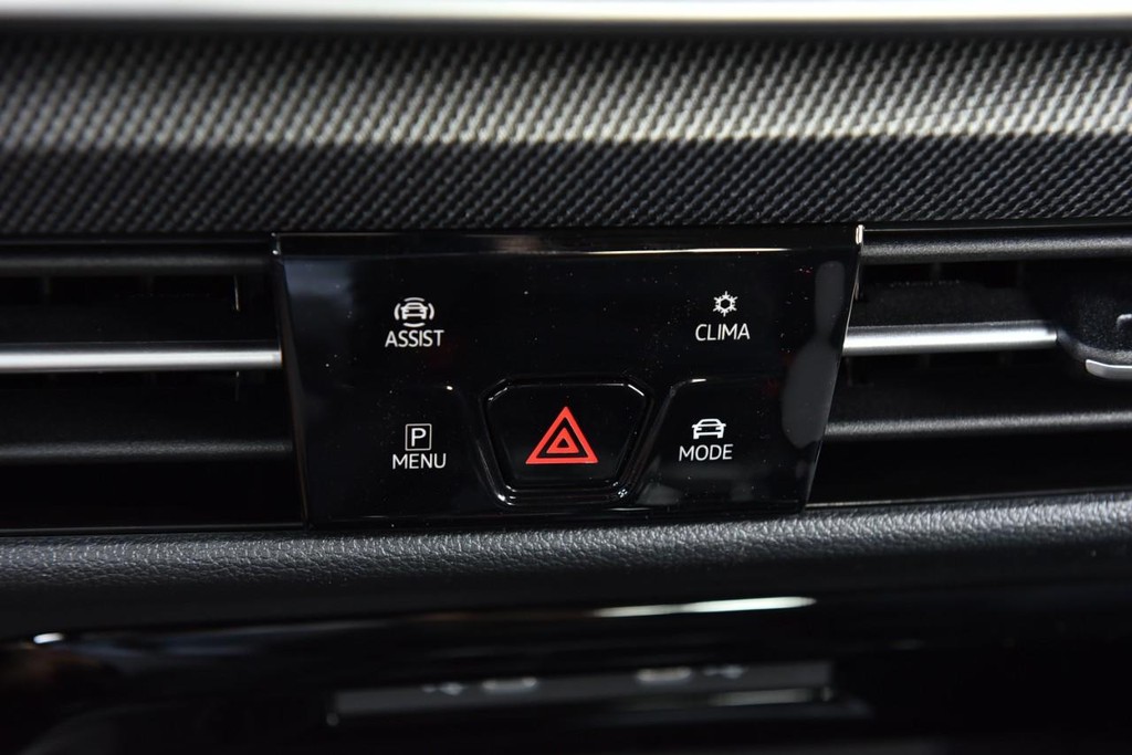 Volkswagen Golf GTI Vehicle Full-screen Gallery Image 15