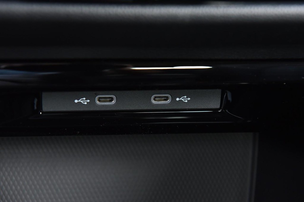 Volkswagen Golf GTI Vehicle Full-screen Gallery Image 16