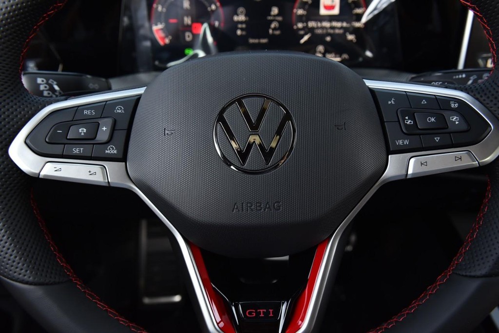 Volkswagen Golf GTI Vehicle Full-screen Gallery Image 18