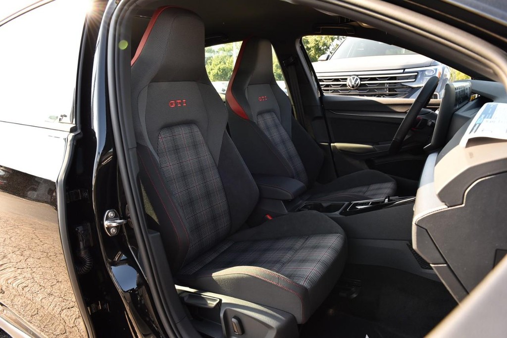Volkswagen Golf GTI Vehicle Full-screen Gallery Image 20