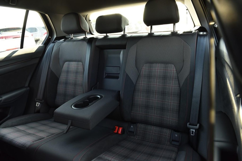 Volkswagen Golf GTI Vehicle Full-screen Gallery Image 21