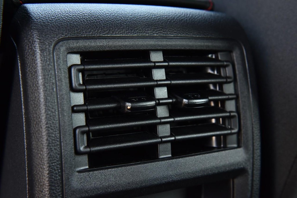 Volkswagen Golf GTI Vehicle Full-screen Gallery Image 22